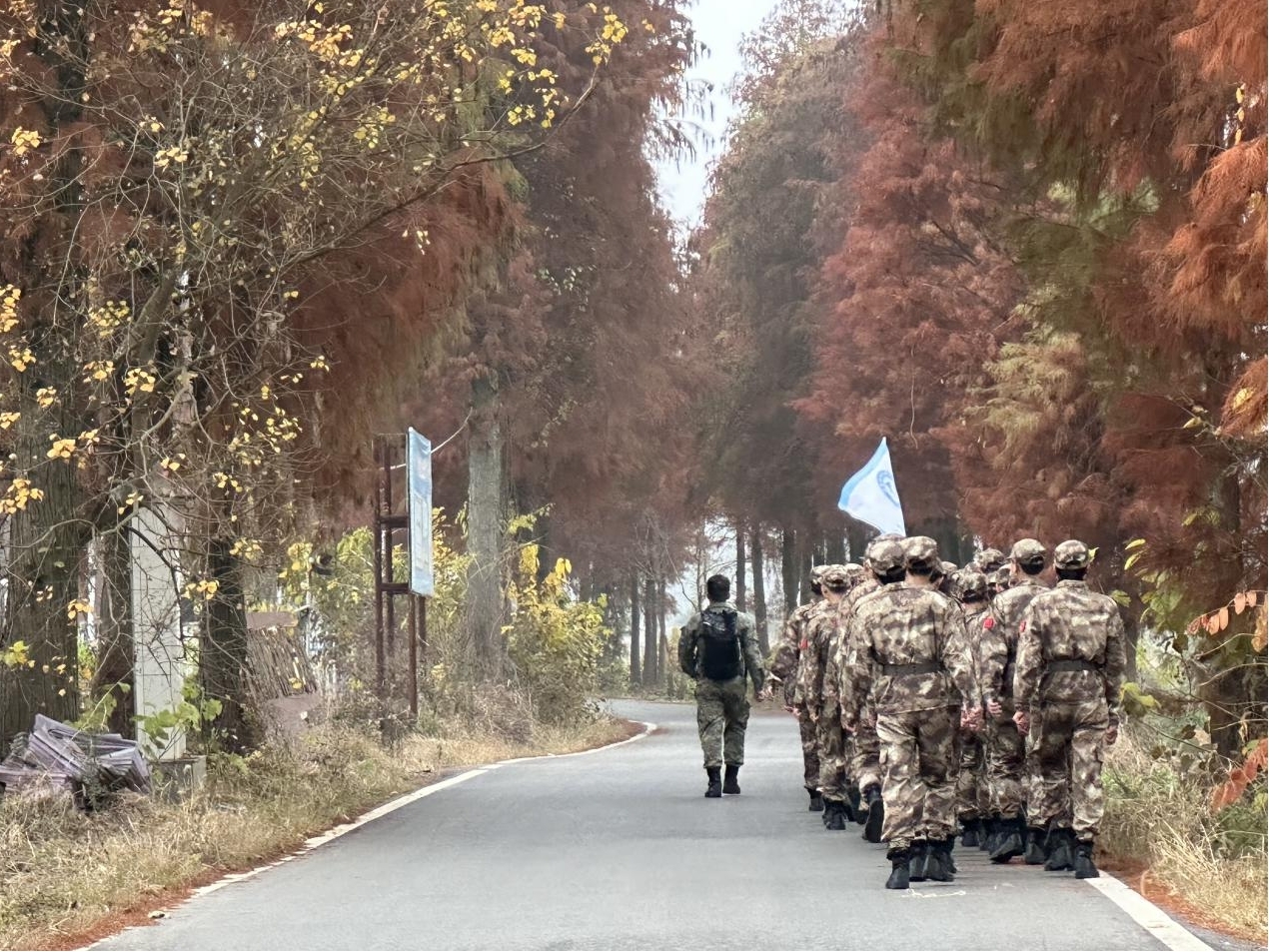 鹰潭九龙职业中等专业学校东望教育基地开展户外拉练活动