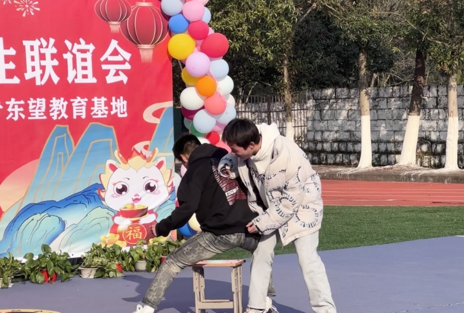 鹰潭九龙职业中等专业学校东望教育基地隆重举行 “庆元旦，迎新年”学生联谊会