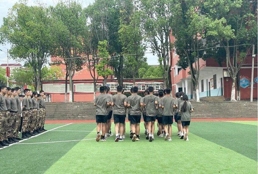 鹰潭东望教育基地举行军训闭营暨教师节庆祝活动