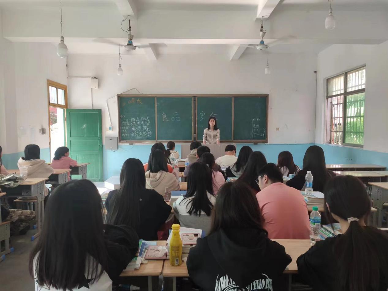 鹰潭九龙中等专业学校开展了食品安全宣传周活动