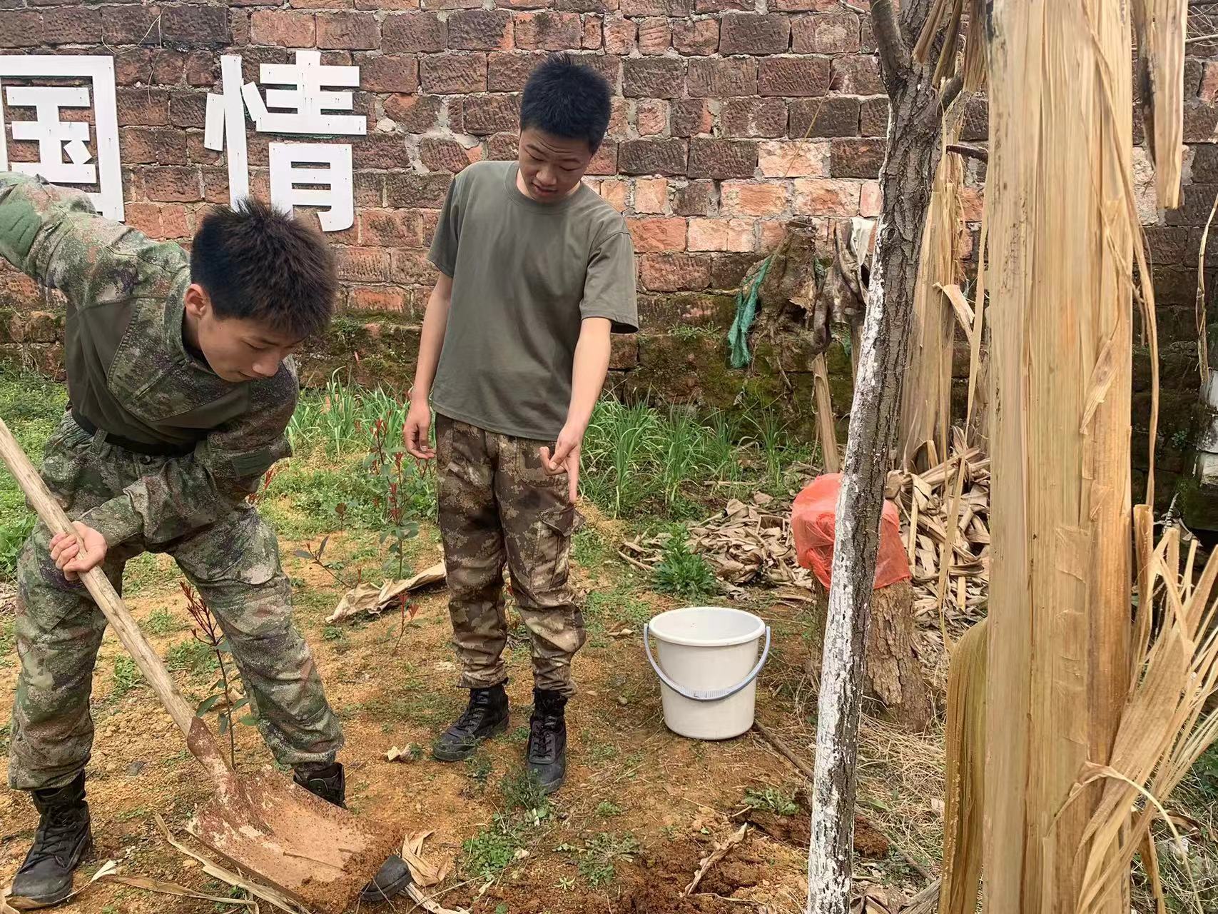 鹰潭九龙职业中专学校东望基地“挥锹植绿，共建美丽校园“植树节活动