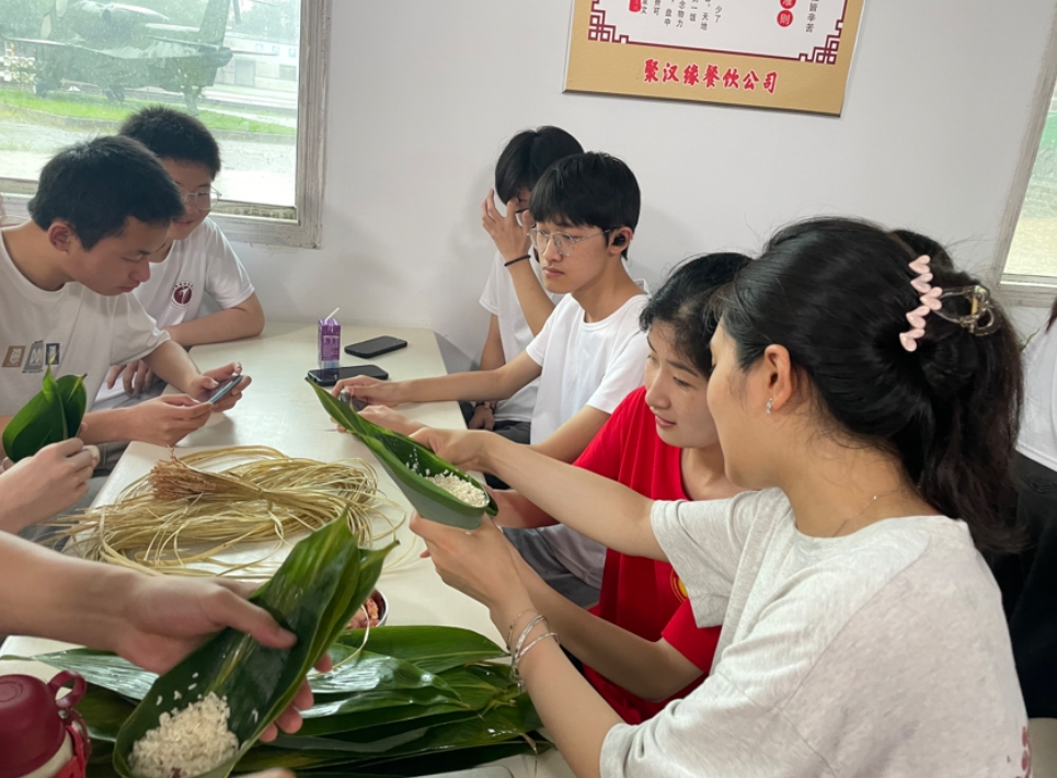 粽情欢乐，传承文化——鹰潭九龙中专东望教育基地包粽子活动