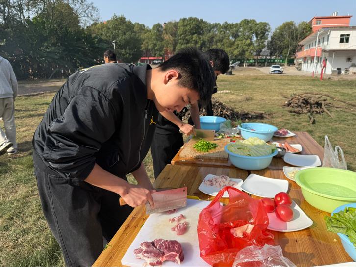 “舌尖上的课桌，校园厨神挑战赛” ———鹰潭东望教育基地厨艺大比拼活动