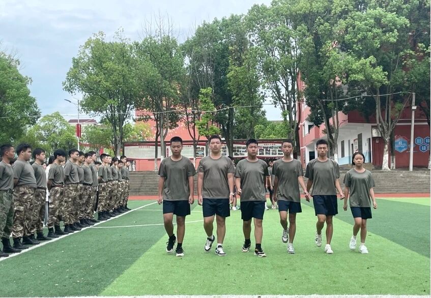 鹰潭东望教育基地举行军训闭营暨教师节庆祝活动