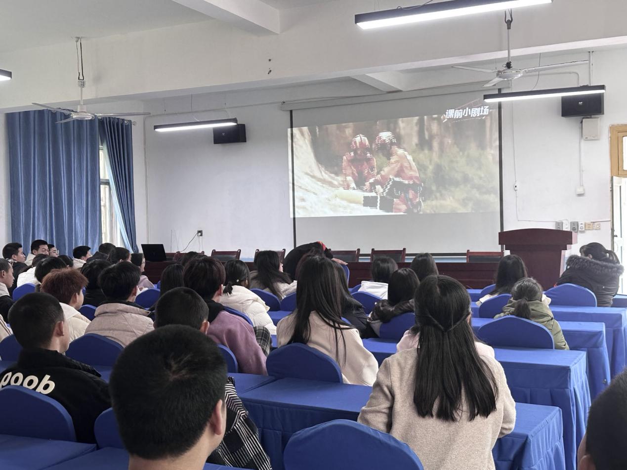 鹰潭九龙职业中专东望教育基地春季火灾疏散逃生公开课